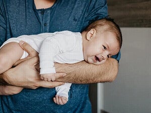 Bebê chorando de cólica