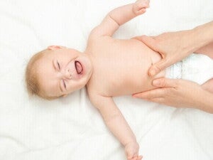 Bebê chorando com dor abdominal, um dos sintomas de alergia à proteína do leite de vaca (APLV).