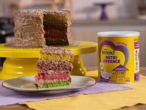 Receita de Bolo Arco-Íris com NINHO Nutri Advance