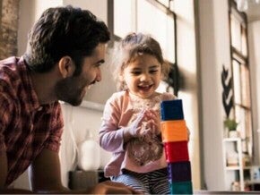 Tio brincando com sua sobrinha pequena