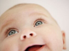 Close dos olhos de um bebê