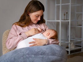 Foto de mãe amamentando bebê