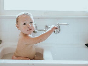Como dar banho no seu bebê? Passo a passo Como dar banho no seu bebê? Passo a passo
