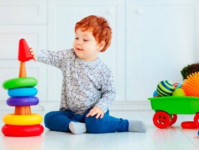 bebe com brinquedo de encaixe