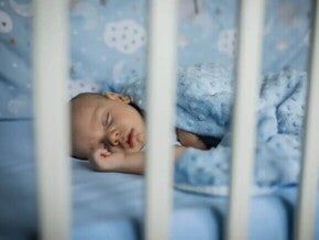 Bebê dormindo com a boca aberta, respirando pela boca