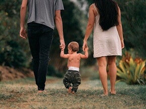 bebê passeando com a família 