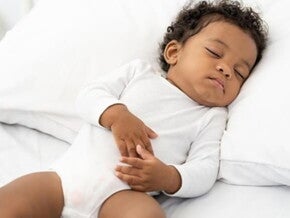 bebê dormindo sobre um travesseiro