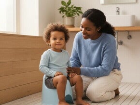 Mãe e filho em um momento de desfralde alegre e natural.