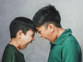 Dois meninos em idade escolar, frente a frente, gritando um com o outro com expressões de raiva. Os rostos estão muito próximos, ilustrando um momento intenso de briga entre irmãos.