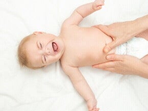 Bebê chorando com dor abdominal, um dos sintomas de alergia à proteína do leite de vaca (APLV).