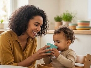 Como ensinar a beber no copo: guia completo para pais