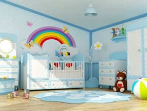 Um quarto de bebê lúdico e vibrante, dominado por tons de azul claro e branco. No centro, um berço branco com detalhes em azul e decorações de nuvens e corações.