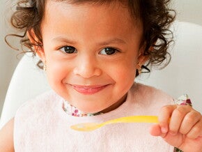 Criança comendo sozinha o papa, por Nestlé Baby & Me Criança comendo sozinha o papa, por Nestlé Baby & Me
