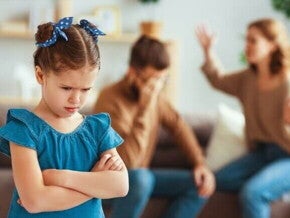 Criança emburrada com pais discutindo ao fundo, representando o impacto do divórcio nos filhos.
