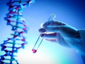 Mão com luva de laboratório segurando um tubo de ensaio com líquido avermelhado, em frente a uma representação em 3D da dupla hélice do DNA, em um ambiente de luz azulada.