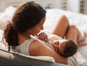 Foto de mãe amamentando filha