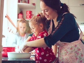 mãe cozinhando com filha 