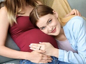 Duas mulheres, uma grávida, representando o amor e a possibilidade de maternidade para casais homoafetivos através do método ROPA. Duas mulheres, uma grávida, representando o amor e a possibilidade de maternidade para casais homoafetivos através do método ROPA.