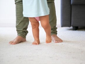 pés de um bebê e de um adulto