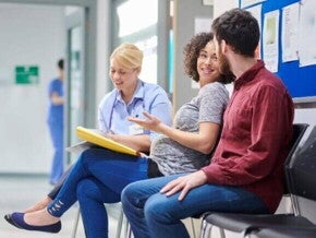 Plano de parto Gestante conversando com médico e acompanhante em hospital