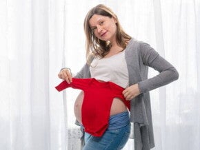 Saída de maternidade vermelha: qual é o significado? 