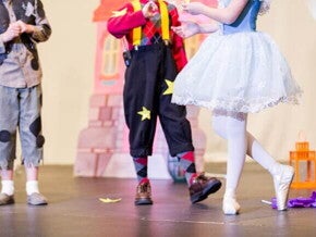Crianças atuando em um espetáculo de teatro infantil.