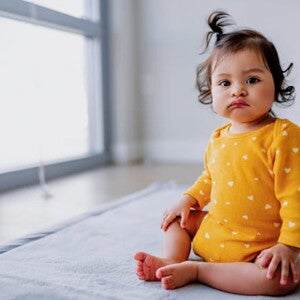 Com quantos meses o bebê começa a sentar sozinho? Com quantos meses o bebê começa a sentar sozinho?