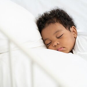 Bebê dormindo: 8 dicas de como fazer o bebê dormir sozinho! Bebê dormindo no berço com roupa branca