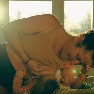 Amamentar emagrece? Como emagrecer de maneira saudável no pós-parto e amamentando