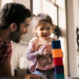 Tio brincando com sua sobrinha pequena