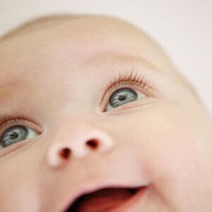 Close dos olhos de um bebê