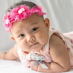 Ensaio fotográfico de bebê que se chama Alice com laço rosa na cabeça. Ensaio fotográfico de bebê que se chama Alice com laço rosa na cabeça.