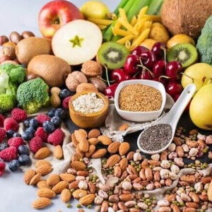 Vários tipos de frutas, legumes, sementes e oleaginosas são alguns dos alimentos que soltam o intestino Vários tipos de frutas, legumes, sementes e oleaginosas são alguns dos alimentos que soltam o intestino