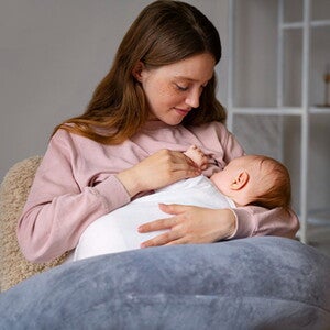 Amamentação em livre demanda: o que é, quando começa e como funciona? Foto de mãe amamentando bebê