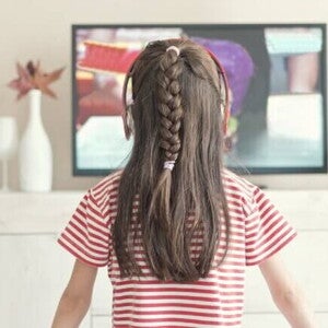 Menininha assistindo TV