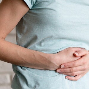 Foto de mulher com as mãos na barriga