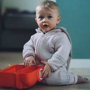bebê brincando bebê brincando