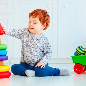 bebe com brinquedo de encaixe bebe com brinquedo de encaixe