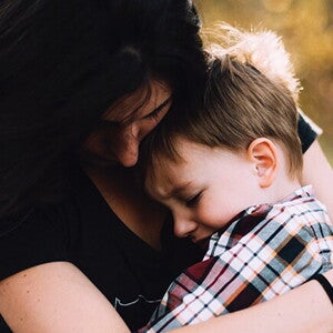 bebê chorando no colo da mãe bebê chorando no colo da mãe