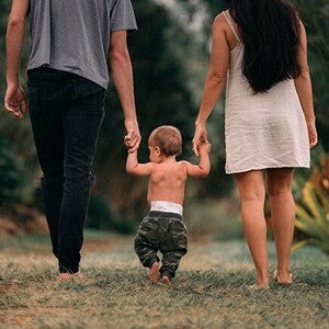 bebê passeando com a família bebê passeando com a família