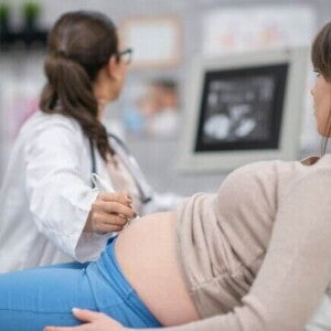 Mulher grávida passando por um exame de ultrassom. Mulher grávida passando por um exame de ultrassom.