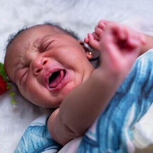 Por que o meu bebê regurgita depois de tomar o leite materno?