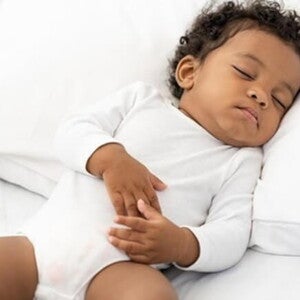 bebê dormindo sobre um travesseiro