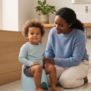 Mãe e filho em um momento de desfralde alegre e natural.