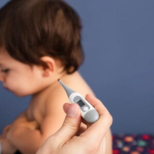 imagem de um médico aferindo a temperatura de um bebê imagem de um médico aferindo a temperatura de um bebê