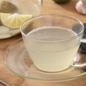 Xícara transparente com Chá de Limão com Alho Xícara transparente com Chá de Limão com Alho