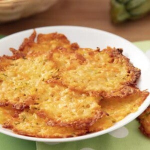 Prato branco com Chips Crocante de Vegetais Prato branco com Chips Crocante de Vegetais