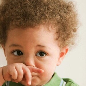 Criança triste sem a mãe por perto, por Nestlé Baby & Me Criança triste sem a mãe por perto, por Nestlé Baby & Me