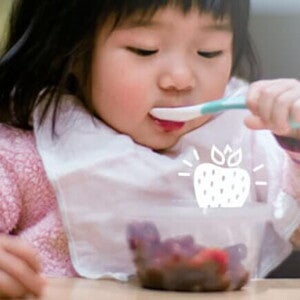Filha comendo na colherzinha, por Nestlé Baby & Me Filha comendo na colherzinha, por Nestlé Baby & Me