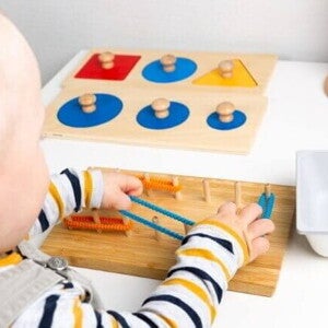 Bebê brincando com objetos lúdicos que trabalham a coordenação motora fina Bebê brincando com objetos lúdicos que trabalham a coordenação motora fina